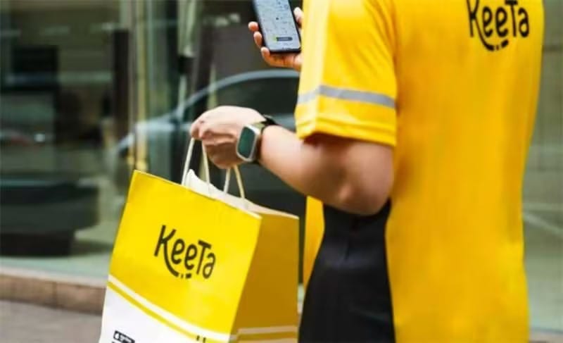 Keeta delivery rider with Keeta branded bag
