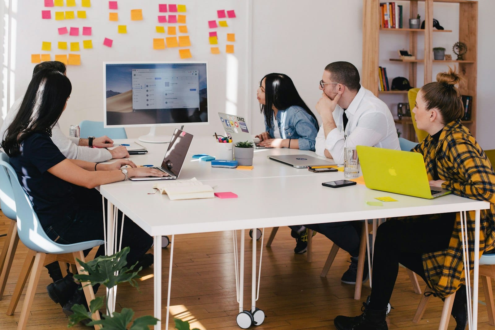 New shopping guide training with real-time AI guidance